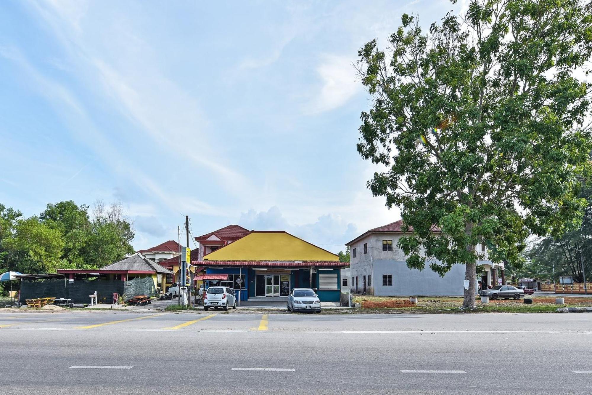 Oyo 90551 Zn Mix Homestay & Roomstay Kampung Raja Екстериор снимка
